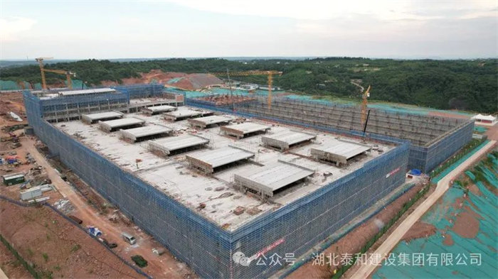 泰和集团承建的稻花香白酒基地10#酿酒车间PC构件吊装顺利完工